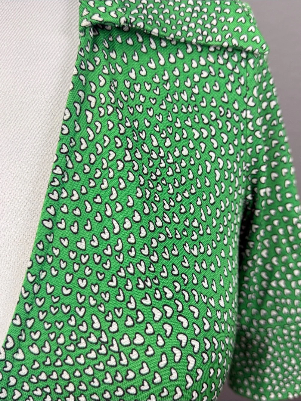 Diane von Furstenberg Vintage Justin Wrap Top Green Hearts Print Silk Sz 4